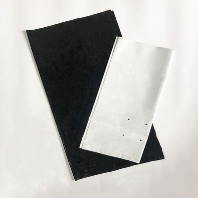 Jeune plante en plastique plantant des sacs avec des appareillages de cliniques de secours de trous